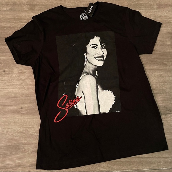 Selena Graphic Tee - Picture 5 of 5